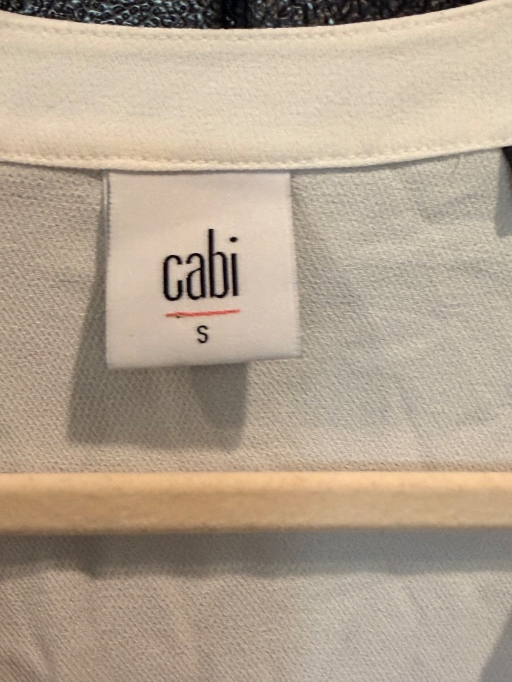 Cabi Classico Top S White/Ivory V-Neck Collared Blouse Lightweight Capsule - Picture 2 of 4